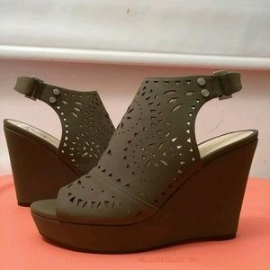 Women shoe sandals olive green size 8 M New